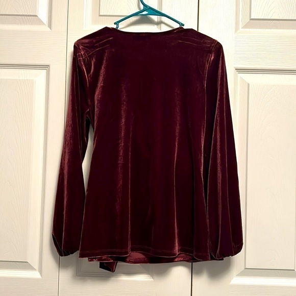 NWT Alfani burgundy velvet wrap blouse. Size M - Picture 2 of 4